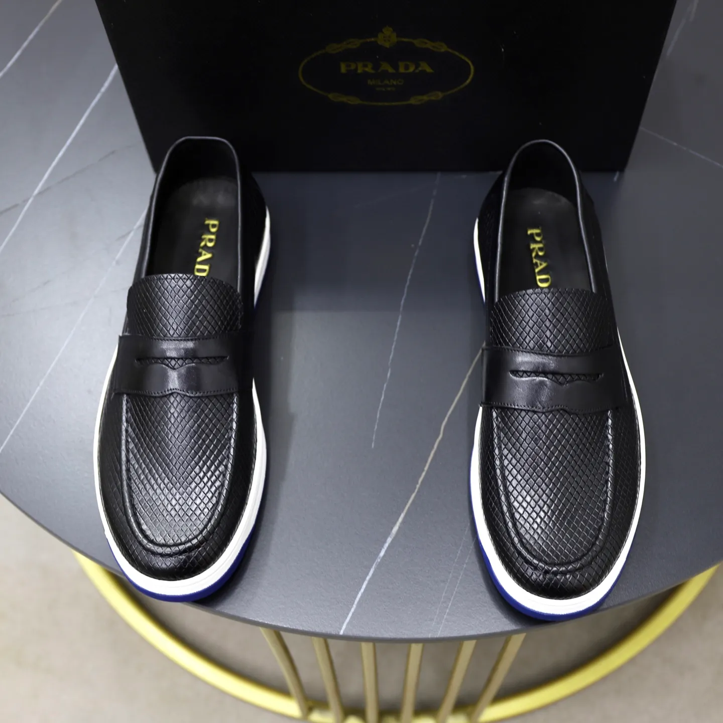 Factory price: 💰640 Prada classic men’s lace-up casual shoes | Imported cowhide upper | Upper stitching layered design, light and breathable | Soft and comfortable | Decorated with PRADA letters on the side | Distinctive sports style, showing the brand style | Lightweight concave and convex pattern rubber soles | Matched with cowhide foot pad lining | Excellent foot feel, fashionable and elegant | Size: 38-44 (45 customized)